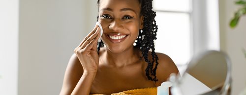 Richtig abschminken und reinigen: So geht es laut Dermatologin