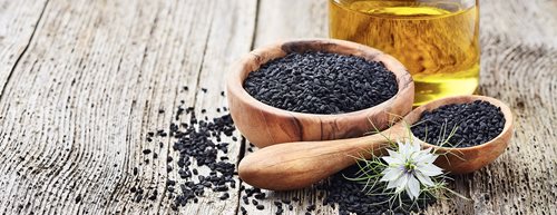 Schwarzkümmelöl: Eine Ernährungsberaterin erklärt Einnahme und Wirkung