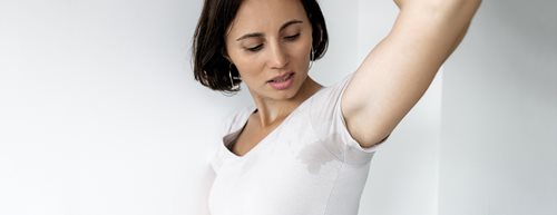 Gelbe Schweißflecken entfernen: So werden weiße T-Shirts wieder sauber