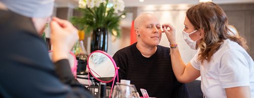 Feel Again: Make-up-Kurs und Fotoshooting geben Krebspatientinnen ihr Lächeln zurück!