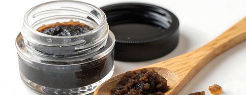 Shilajit – eine Ärztin beantwortet die wichtigsten Fragen zu Einnahme und Wirkung