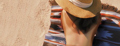 Sonne auf der Haut: Das Comeback der Tan Lines 