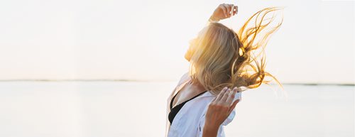 Haare natürlich aufhellen: Ist es wirklich besser?