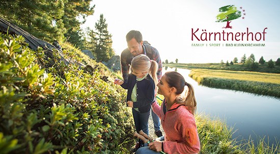 Familie in der Natur beim Hotel Kärntnerhof.