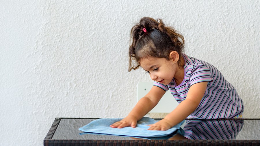 Tipps: So helfen Kinder von klein auf im Haushalt mit