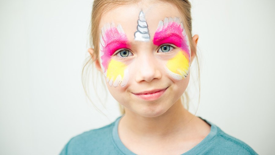 Kleines Mädchen, das als Einhorn verkleidet ist