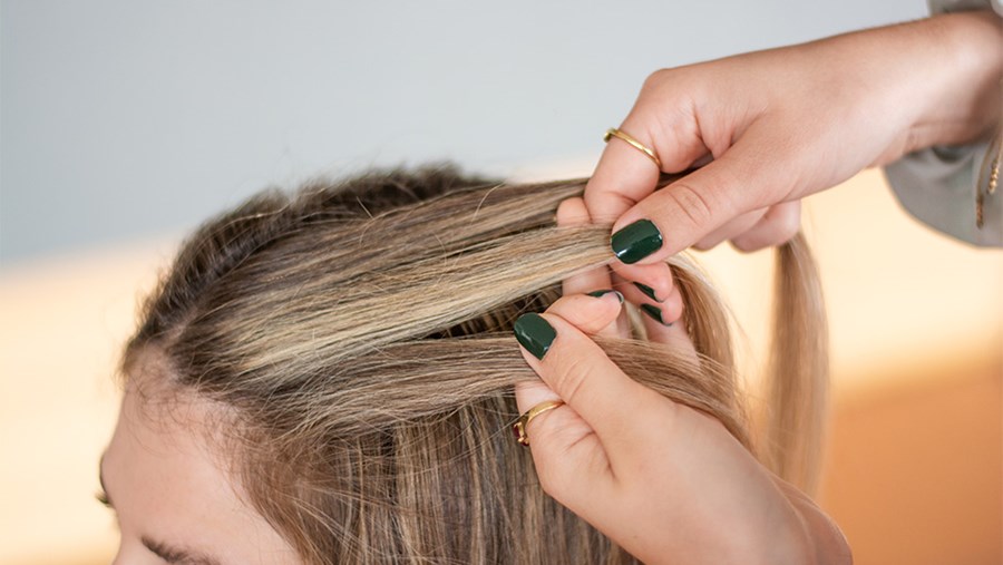 Für Boxer Braids das Haar in drei Strähnen teilen.