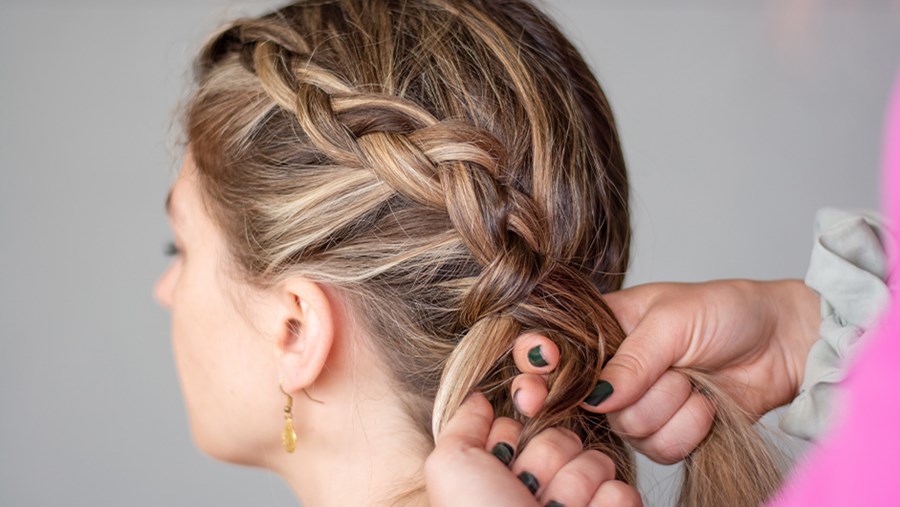 Bis zum Nacken alle Haare in die Boxer Braids integrieren.