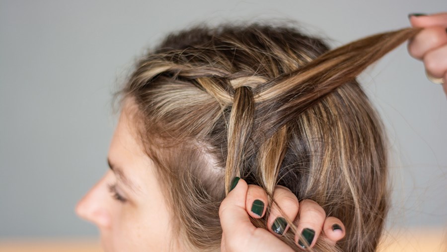 Boxer Braids flechten – immer darauf achten, dass alle Haarstränge gleich dick sind.