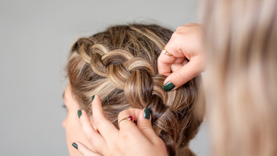 Für mehr Volumen die Boxer Braids etwas auseinanderziehen.