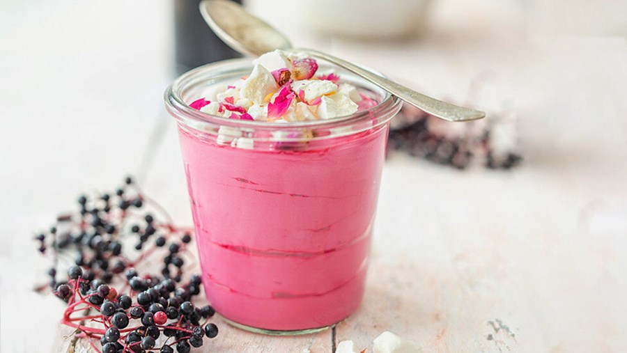 Holunderbeeren-Dessert im Glas