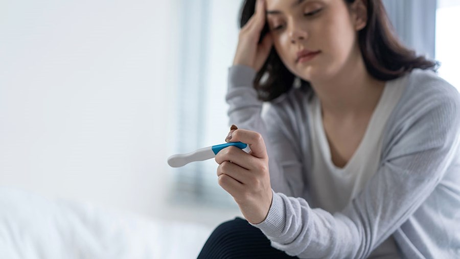 Frau, die wegen PCOS Probleme hat, schwanger zu werden.