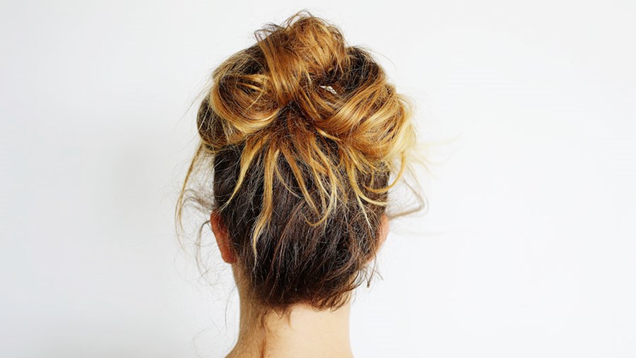 Messy Bun für den Urlaub – so praktisch ist die Frisur