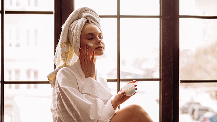 ACTIVE BEAUTY: dm Magazin für Beauty und Wohlbefinden plus Expertise vom dm friseur- & kosmetikstudio
