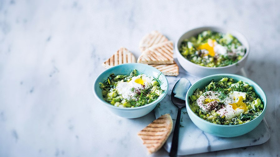 Grüne Shakshuka mit Eiern