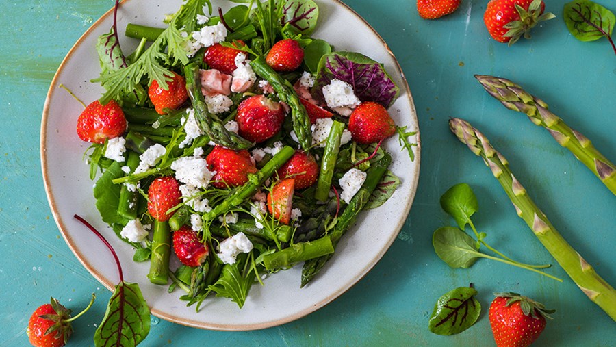 Salat mit Erdbeeren und Spargel