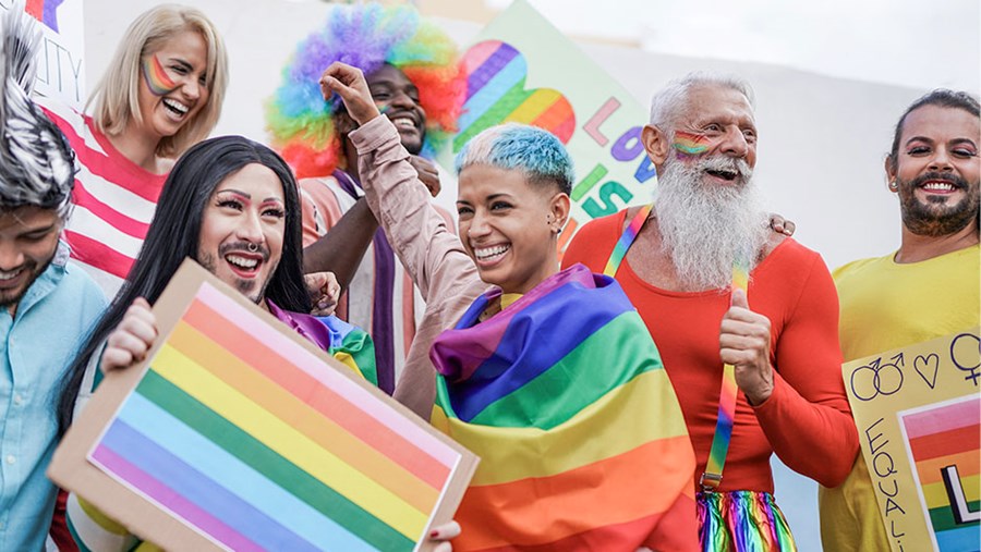 Menschen, die in Österreich den Pride Month 2024 feiern