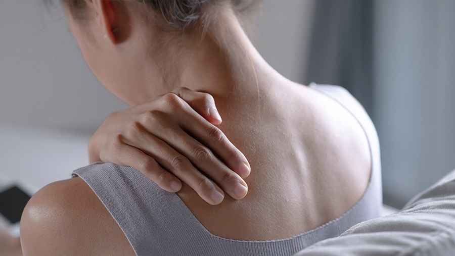Eine Person, die bei sich selbst eine Tuina Massage durchführt 