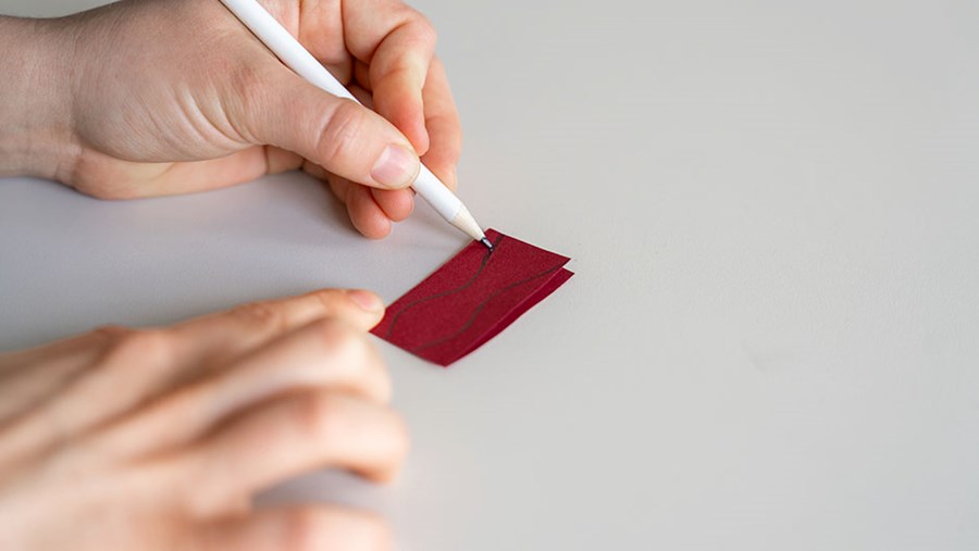 Vatertagskarte: Für die Masche einen roten Streifen Papier halbieren und eine Masche vorzeichnen