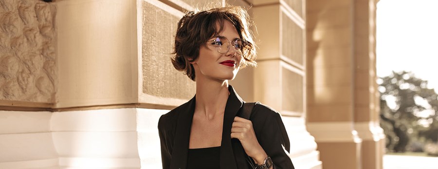 Eine Frau, die eine der Bob Frisuren 2024 trägt
