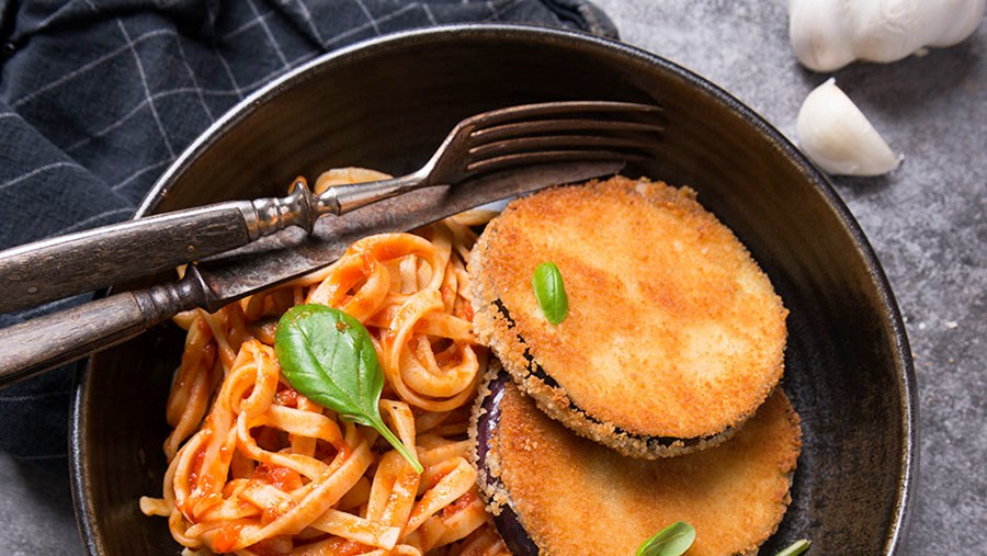 Vegane Schnitzel: Melanzani-Scheiben mit Bandnudeln und Tomatensauce
