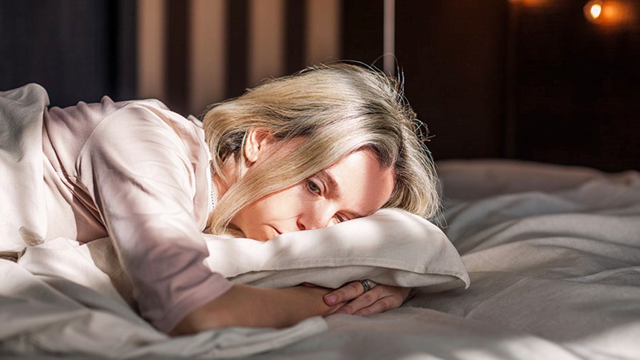 Eine Frau, die die typischen Ende der Wechseljahre Symptome hat