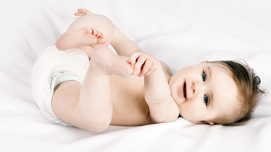 Glückwünsche zur Geburt: süßes Baby in Windeln 