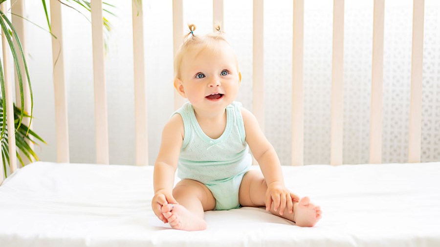 Ein Baby, das Babysprache Laute von sich gibt