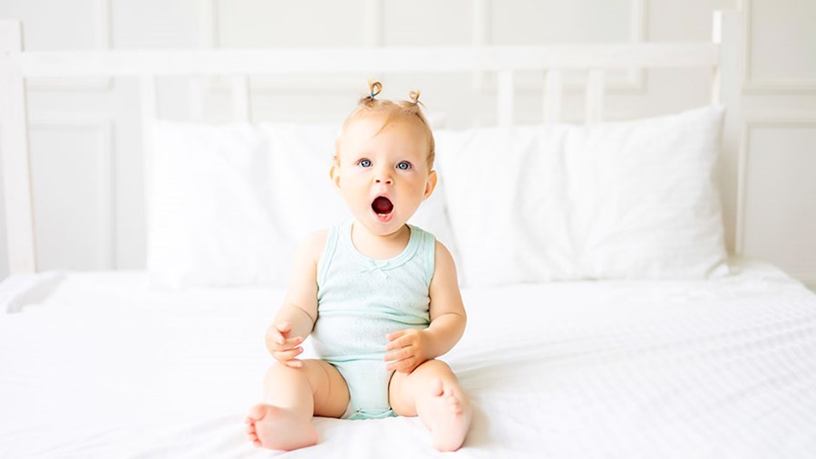 Ein Kind, das Babysprache spricht, wofür man einen Übersetzer bräuchte