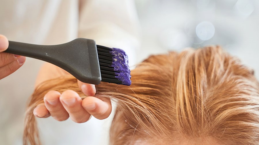 mit einem Pinsel blondierte Haare tönen
