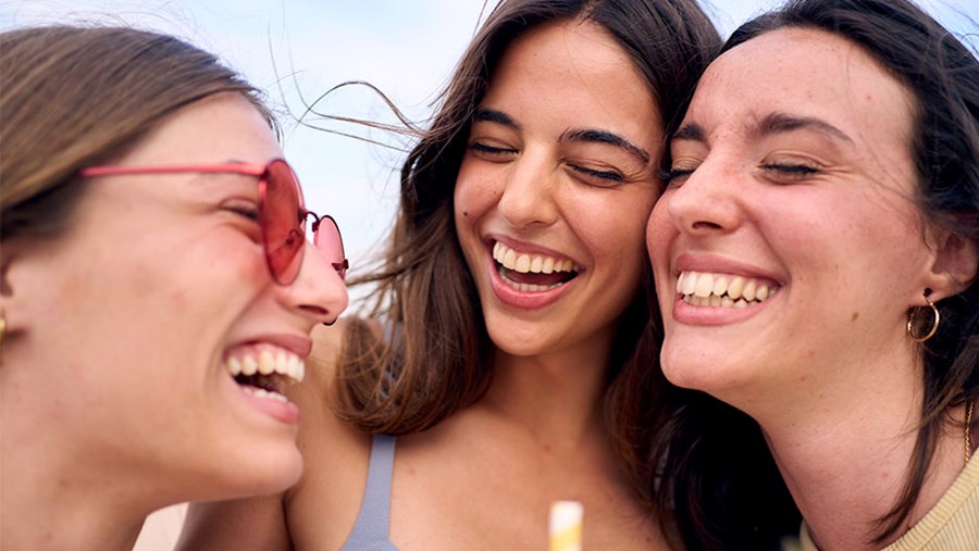 Frauen die miteinander lachen und sich fragen: Kann man Humor lernen?