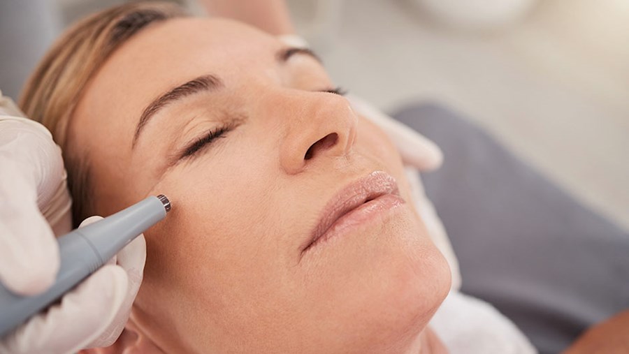 ACTIVE BEAUTY: dm Magazin für Beauty und Wohlbefinden plus Expertise vom dm friseur- & kosmetikstudio
