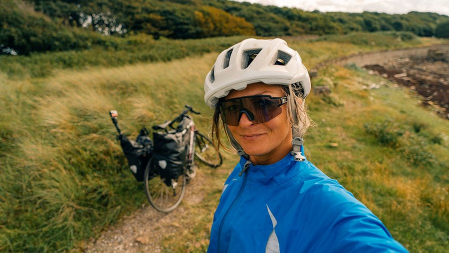 Eine Frau, die eine Radtour in der Nähe macht