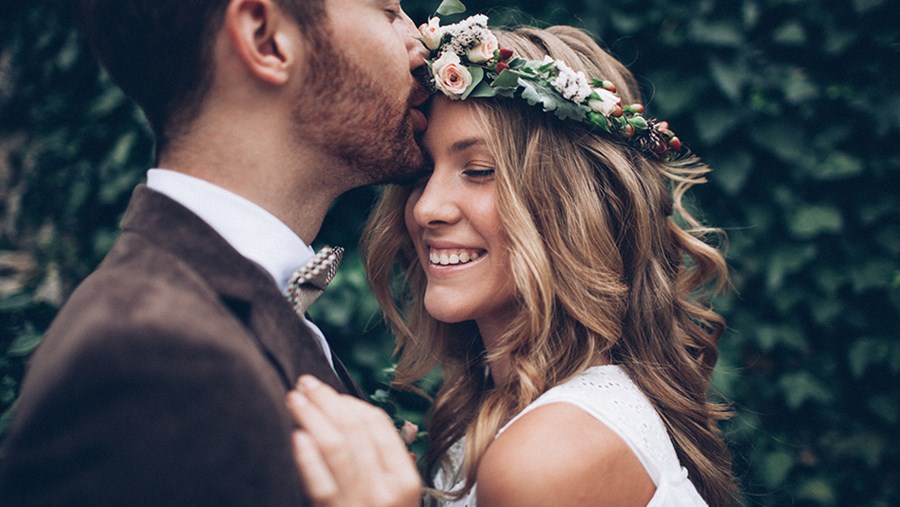 Hochzeitswünsche: Verliebtes Brautpaar