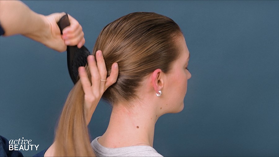 Sleek Zopf Haare nach hinten kämmen