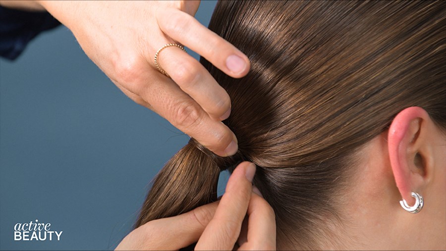 Sleek Zopf - Strähne mit Haarklemme befestigen