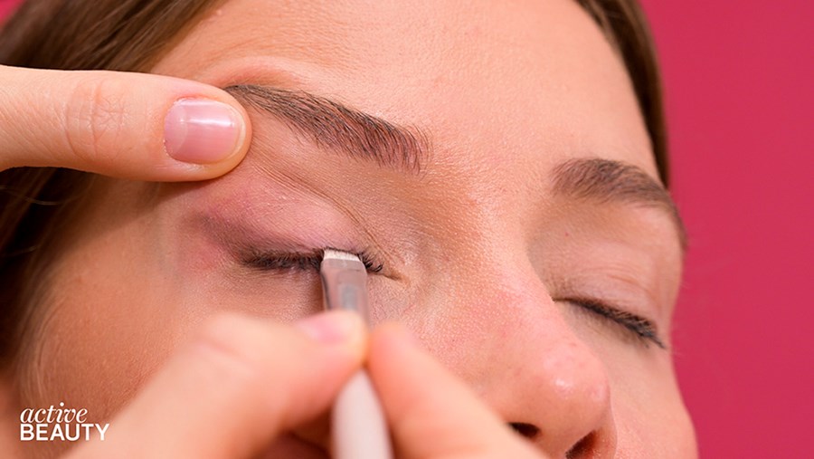 Braunen Lidschatten entlang des oberen und unteren Wimpernkranzes verteilen und verblenden