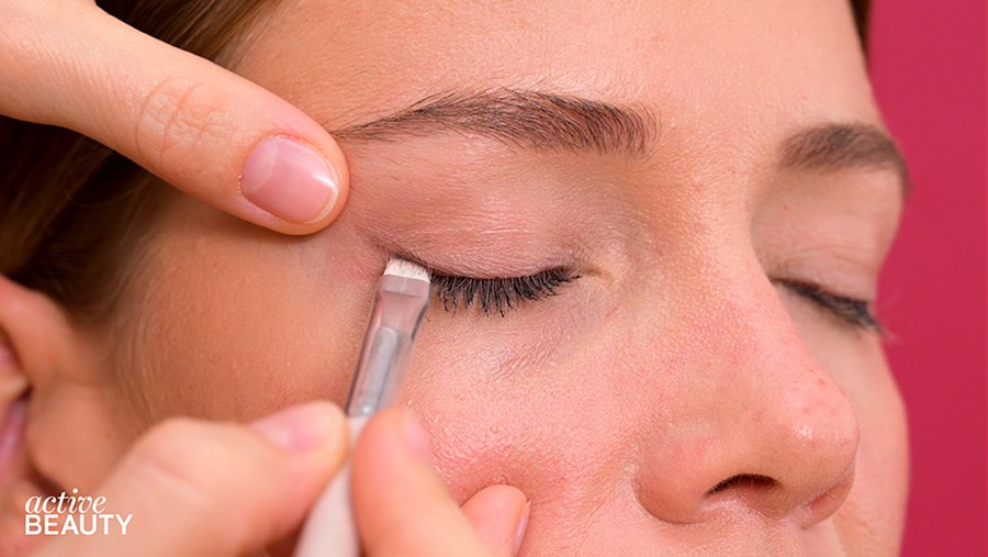 oberen und unteren Wimpernkranz mit einem dunkelbraunen Lidschatten betonen