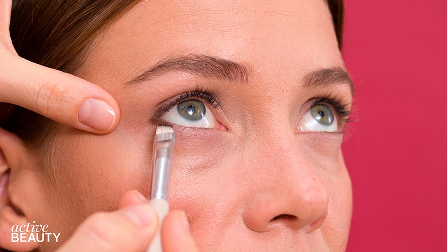 oberen und unteren Wimpernkranz mit einem dunkelbraunen Lidschatten betonen