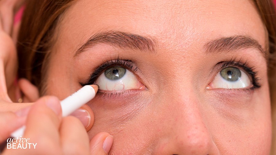 Eyeliner auch den äußeren unteren Wimpernkranz betonen 