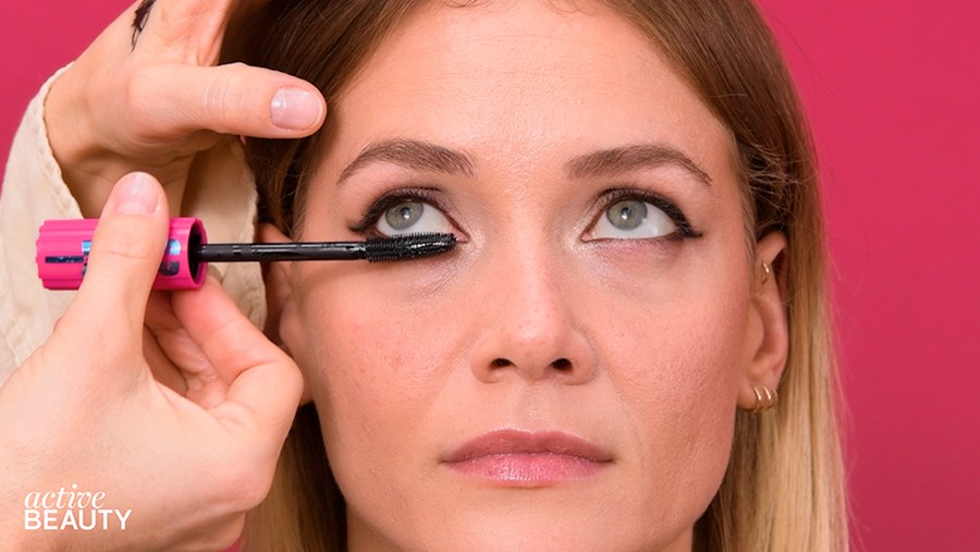 Abschließend die Wimpern tuschen