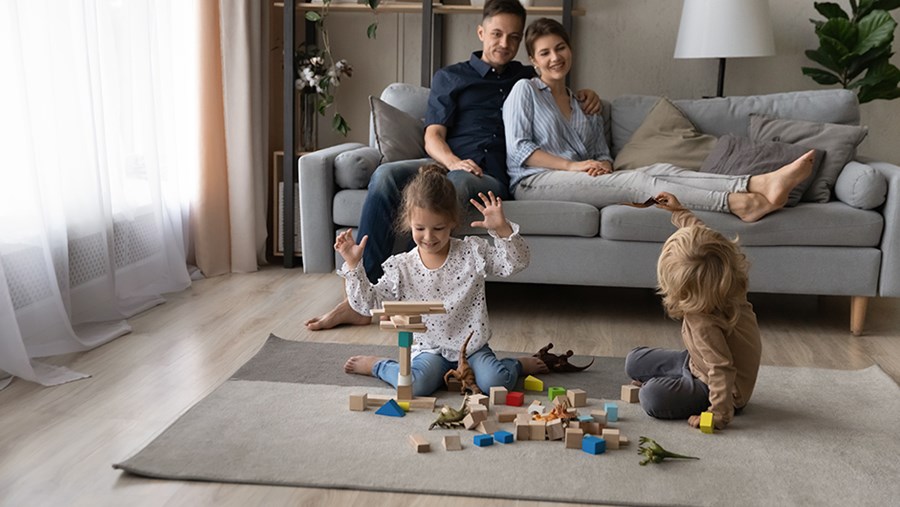 Eltern schauen Kindern beim Spielen zu