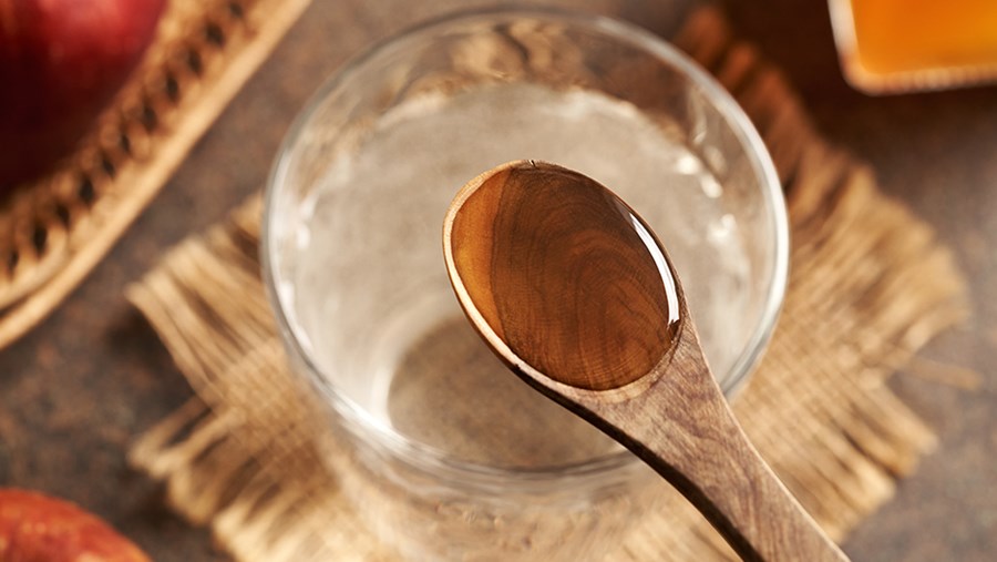 Ein Löffel Apfelessig ins Glas: Apfelessig trinken hat Vor- und Nachteile