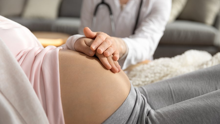 Geburt muss mit Eipollösung eingeleitet werden: Ärztin legt Hand auf Babybauch