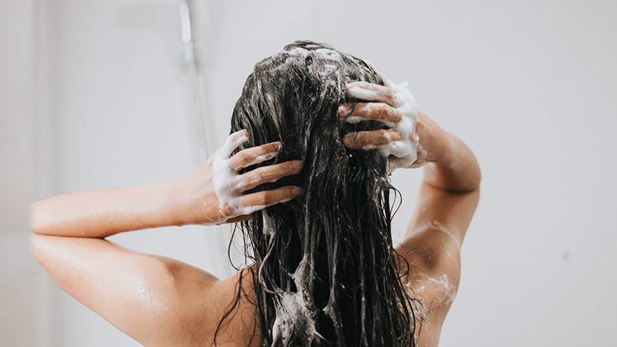 Schmerzen in den Haarwurzeln? Frau wäscht sich die Haare