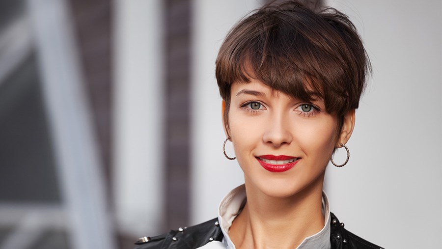 Frua mit dunkelbraunem Haar, mit trendigen Pixie Cut - Schnitt