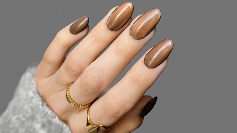 Nageldesign 2025: Frau mit Nagellack in der Pantonefarbe Mocha Mousse