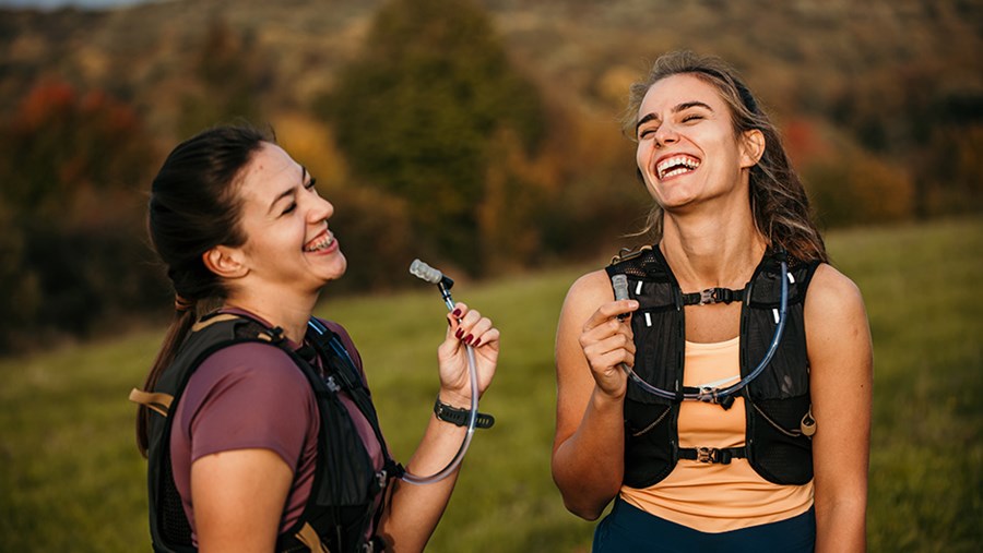 Zwei Frauen haben Spaß beim Trailrunning.