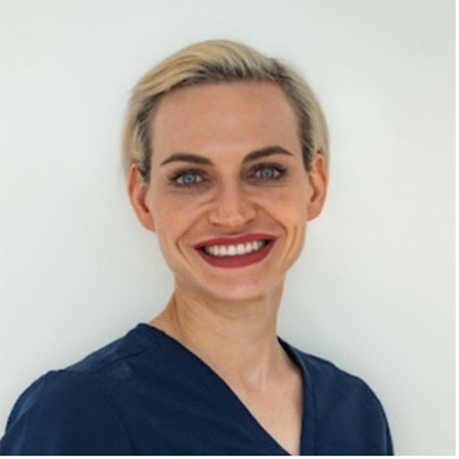 Dr. Stefanie Holzmann ACTIVE BEAUTY: dm Magazin für Beauty und Wohlbefinden plus Expertise vom dm friseur- & kosmetikstudio