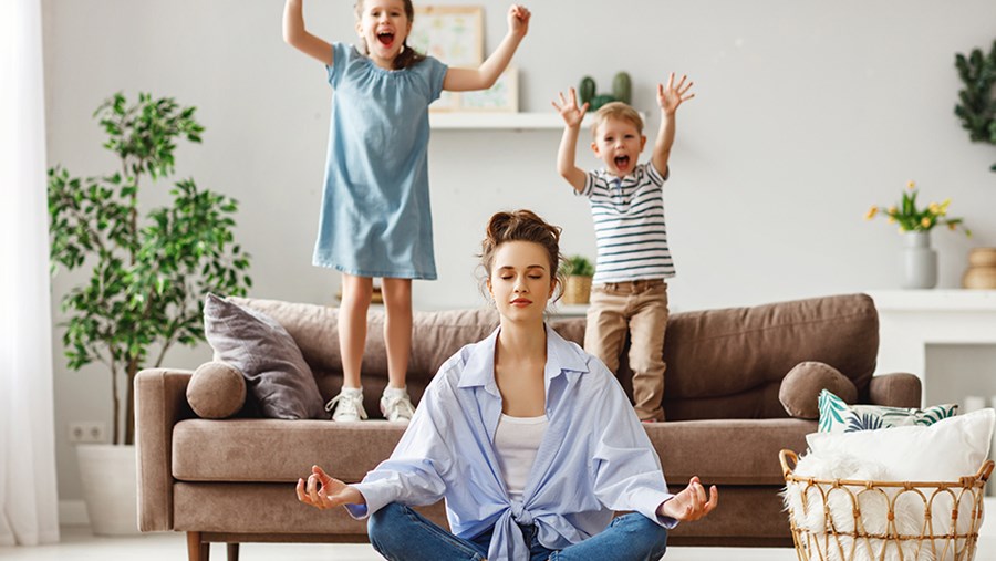 Kind beißt: Mama die meditiert während Kinder auf der Couch hüpfen ACTIVE BEAUTY: dm Magazin für Beauty und Wohlbefinden plus Expertise vom dm friseur- & kosmetikstudio